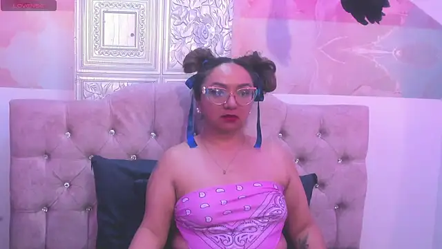 Snapshot of leyla_smithh chatting on October 9, 8:18 pm leyla smithh online show from October 9, 8:18 pm