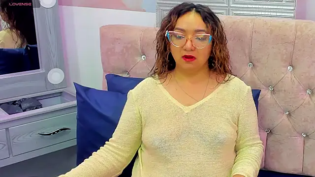 Snapshot of leyla_smithh chatting on October 11, 12:15 pm leyla smithh online show from October 11, 12:15 pm