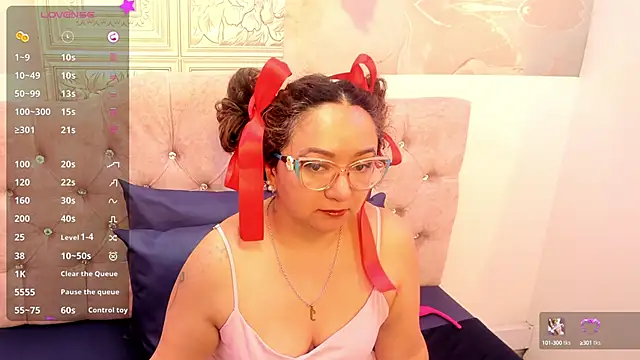 Snapshot of leyla_smithh chatting on October 15, 12:38 pm leyla smithh online show from October 15, 12:38 pm