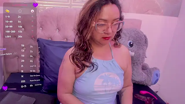 Snapshot of leyla_smithh chatting on October 23, 3:17 am leyla smithh online show from October 23, 3:17 am