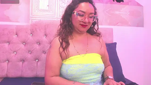 Snapshot of leyla_smithh chatting on October 27, 12:20 pm leyla smithh online show from October 27, 12:20 pm