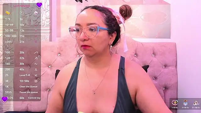 Snapshot of leyla_smithh chatting on October 30, 12:06 pm leyla smithh online show from October 30, 12:06 pm