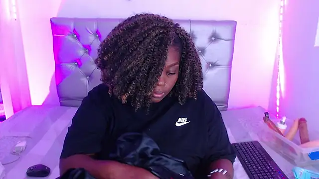 ebony NeighborMoans online show from October 9, 3:15 am