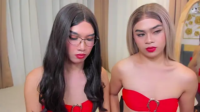 Snapshot of MaxCollins chatting on December 13, 7:53 pm MaxCollins online show from December 13, 7:53 pm