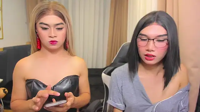 Snapshot of MaxCollins chatting on December 18, 8:15 pm MaxCollins online show from December 18, 8:15 pm