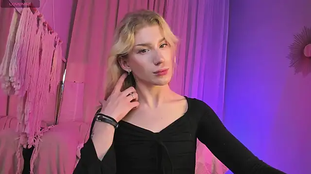 Snapshot of ArianaWest_ chatting on October 3, 4:37 pm ArianaWest online show from October 3, 4:37 pm