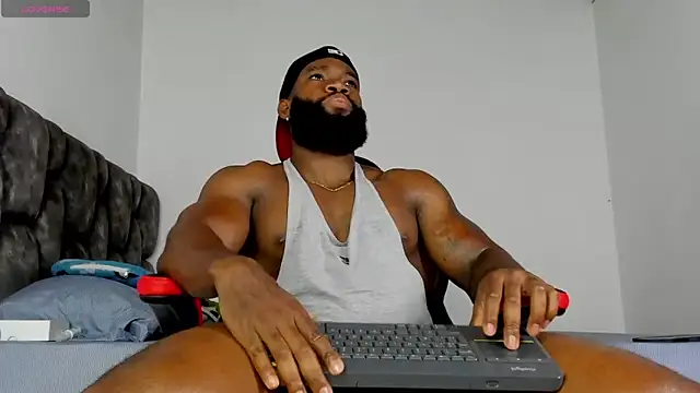 Snapshot of james_musclebbc chatting on April 6, 8:10 pm james musclebbc online show from April 6, 8:10 pm