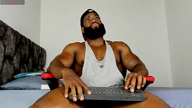 Snapshot of james_musclebbc chatting on April 14, 12:38 am james musclebbc online show from April 14, 12:38 am