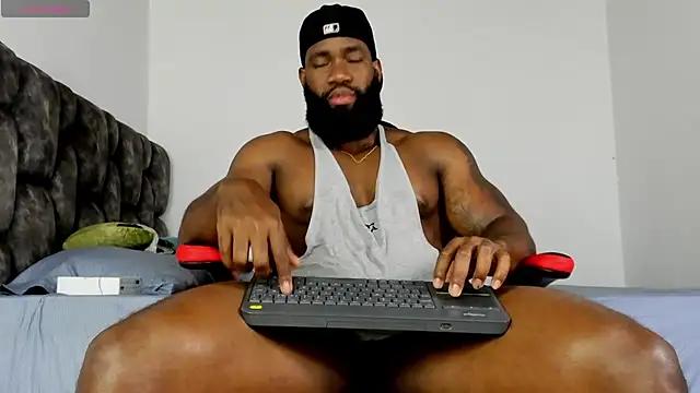 Snapshot of james_musclebbc chatting on April 16, 11:07 pm james musclebbc online show from April 16, 11:07 pm