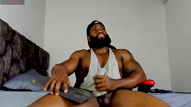 Snapshot of james_musclebbc chatting on May 5, 3:36 am james musclebbc online show from May 5, 3:36 am