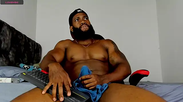 Snapshot of james_musclebbc chatting on May 16, 12:18 am james musclebbc online show from May 16, 12:18 am