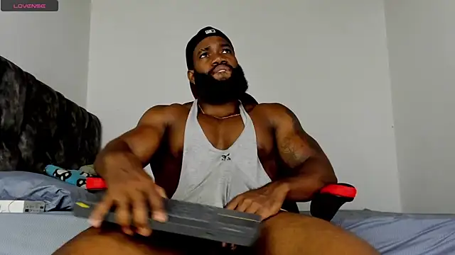 Snapshot of james_musclebbc chatting on May 16, 11:31 am james musclebbc online show from May 16, 11:31 am