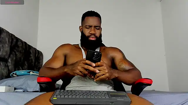 Snapshot of james_musclebbc chatting on June 2, 12:12 am james musclebbc online show from June 2, 12:12 am