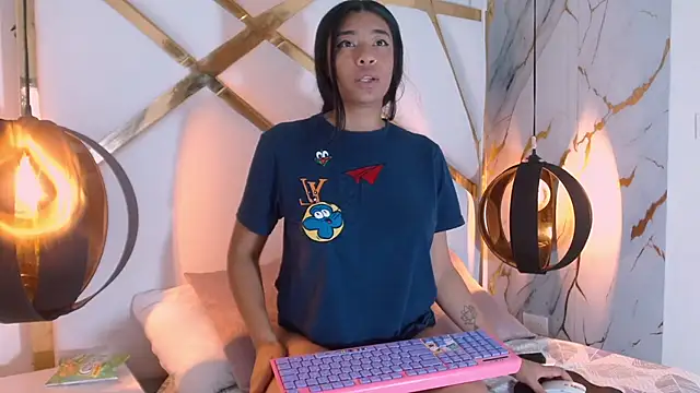 ALONDRAA BROWN online show from October 24, 1:18 pm