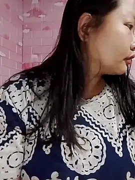 Snapshot of girl-babi chatting on April 4, 7:17 am girl-babi online show from April 4, 7:17 am
