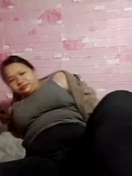 Snapshot of girl-babi chatting on April 30, 1:23 am girl-babi online show from April 30, 1:23 am