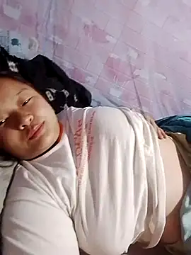 Snapshot of girl-babi chatting on July 2, 3:23 am girl-babi online show from July 2, 3:23 am