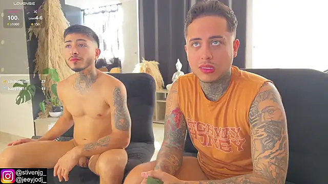 Snapshot of tattoguys_cums chatting on October 22, 9:03 pm tattoguys cums online show from October 22, 9:03 pm