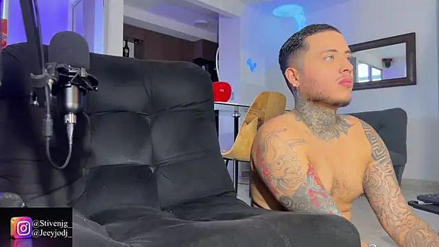 Snapshot of tattoguys_cums chatting on June 3, 10:15 pm tattoguys cums online show from June 3, 10:15 pm