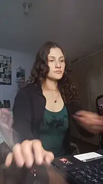 Snapshot of lindasyt chatting on February 27, 2:33 am lindasyt online show from February 27, 2:33 am