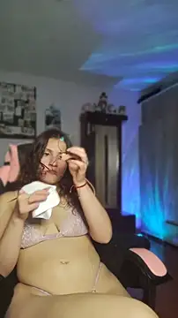 Snapshot of lindasyt chatting on April 1, 2:12 am lindasyt online show from April 1, 2:12 am