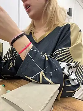 Snapshot of CaitlinSugar chatting on November 8, 4:01 am CaitlinSugar online show from November 8, 4:01 am