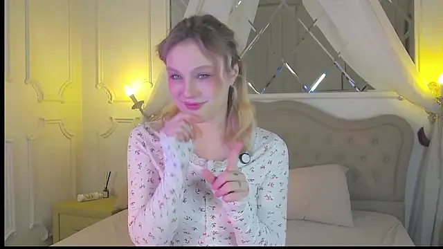 Snapshot of CaitlinSugar chatting on February 3, 6:40 am CaitlinSugar online show from February 3, 6:40 am