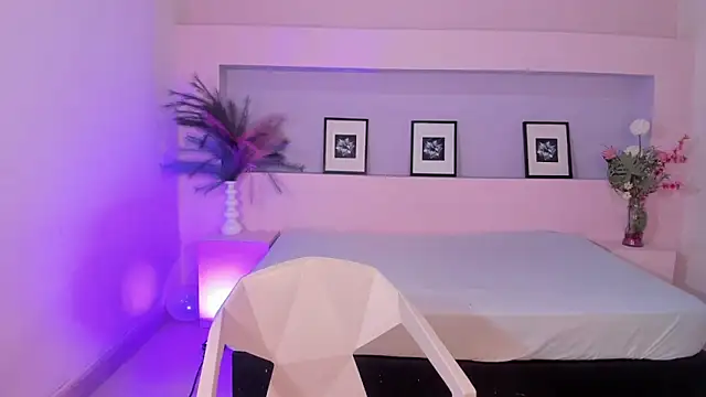 Snapshot of MiaLux5 chatting on September 19, 1:45 pm MiaLux5 online show from September 19, 1:45 pm