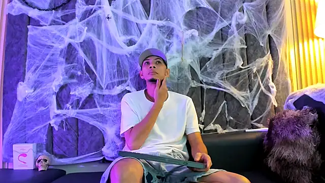 Snapshot of DustinandJordan chatting on October 9, 5:05 am DustinandJordan online show from October 9, 5:05 am