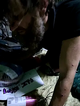 Snapshot of bearded_cross chatting on December 19, 5:47 am bearded cross online show from December 19, 5:47 am