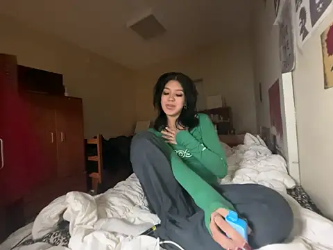 petitelatinateen online show from February 3, 7:24 am