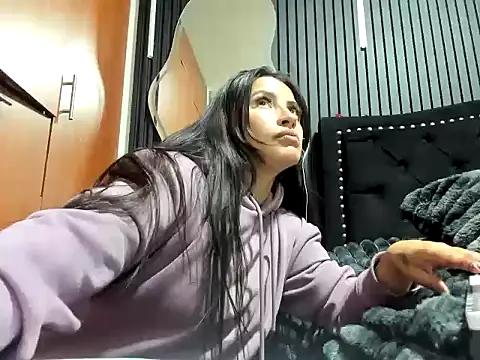 scarletr red online show from October 21, 8:31 pm