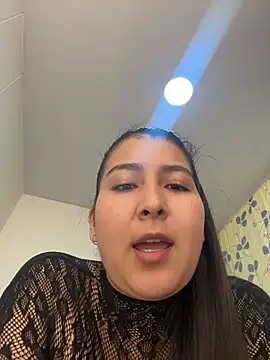 Snapshot of evelyn_1702 chatting on May 12, 8:39 pm evelyn 1702 online show from May 12, 8:39 pm