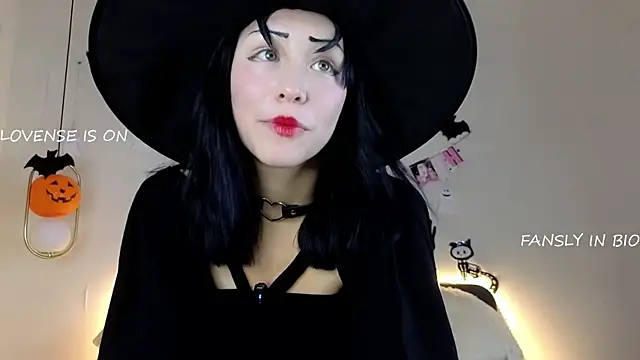 Snapshot of BritniBers chatting on October 30, 2:29 pm BritniBers online show from October 30, 2:29 pm