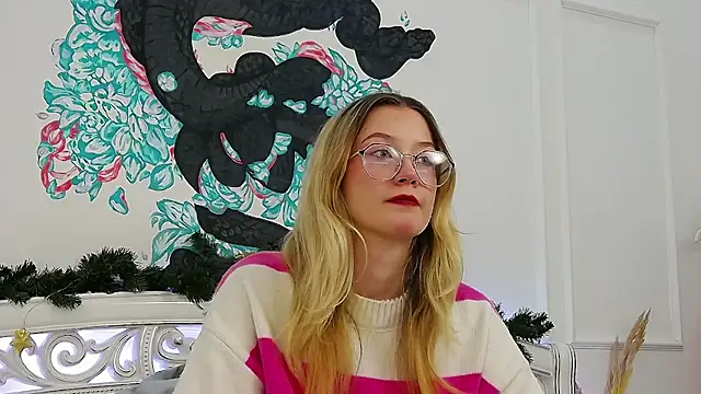 Snapshot of MaeLili chatting on December 23, 7:28 am MaeLili online show from December 23, 7:28 am