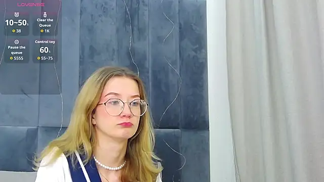 Snapshot of MaeLili chatting on January 16, 8:40 am MaeLili online show from January 16, 8:40 am