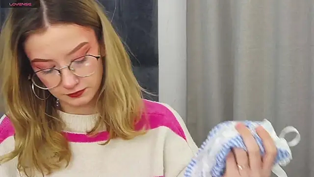 Snapshot of MaeLili chatting on February 3, 7:24 am MaeLili online show from February 3, 7:24 am