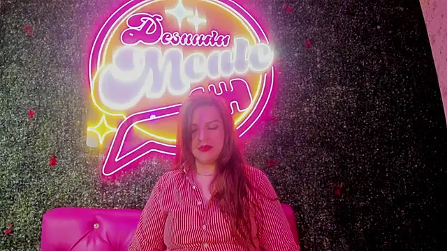 Snapshot of Skylar__Desire chatting on October 20, 11:43 am Skylar Desire online show from October 20, 11:43 am