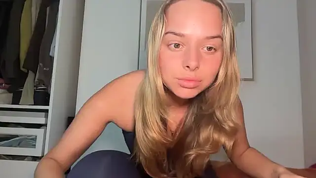 KayleeBella online show from March 12, 9:54 pm