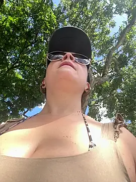 Snapshot of sophie_lopez1 chatting on June 27, 3:39 pm sophie lopez1 online show from June 27, 3:39 pm