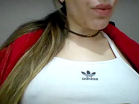 Snapshot of Yasleal chatting on June 15, 1:35 pm Yasleal online show from June 15, 1:35 pm