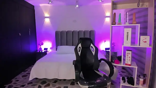 Snapshot of SkyThompson chatting on February 3, 4:32 am SkyThompson online show from February 3, 4:32 am