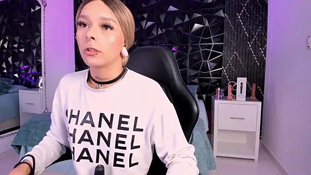 Snapshot of SkyThompson chatting on February 6, 4:28 am SkyThompson online show from February 6, 4:28 am