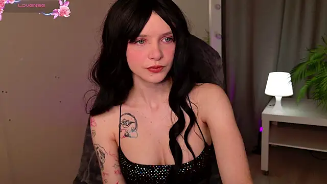 Snapshot of KiraMountrays chatting on October 19, 10:54 pm KiraMountrays online show from October 19, 10:54 pm