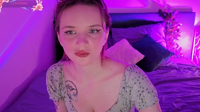 Snapshot of KiraMountrays chatting on November 3, 10:21 pm KiraMountrays online show from November 3, 10:21 pm