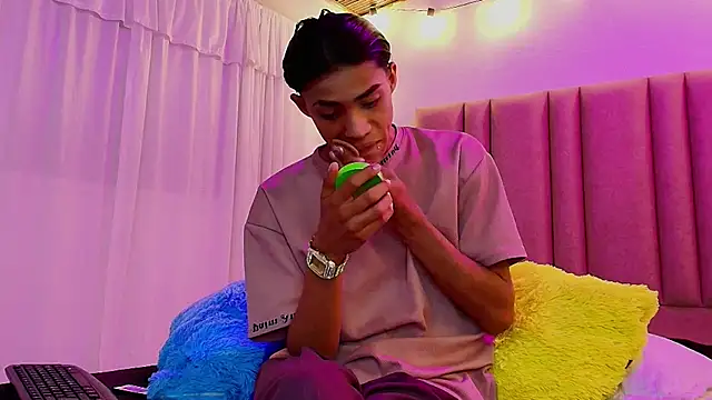 camilo nom online show from October 24, 4:09 am