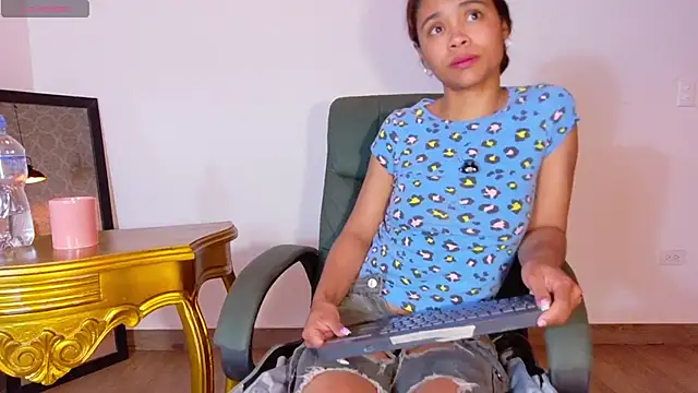 Snapshot of Kristall_06 chatting on December 18, 2:39 am Kristall 06 online show from December 18, 2:39 am