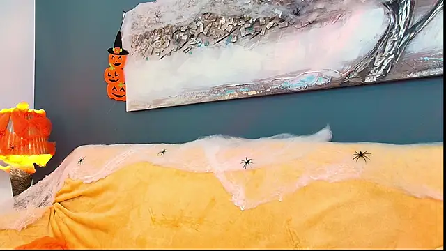 Missy Doll online show from October 31, 8:10 pm