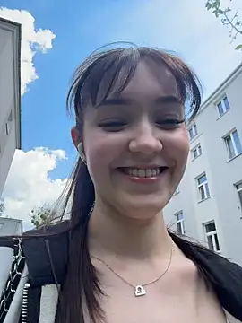 Snapshot of Veliora chatting on May 22, 11:27 am Veliora online show from May 22, 11:27 am