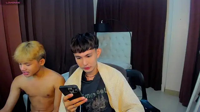 xxxhugecocktwinkxxx online show from October 24, 5:42 pm